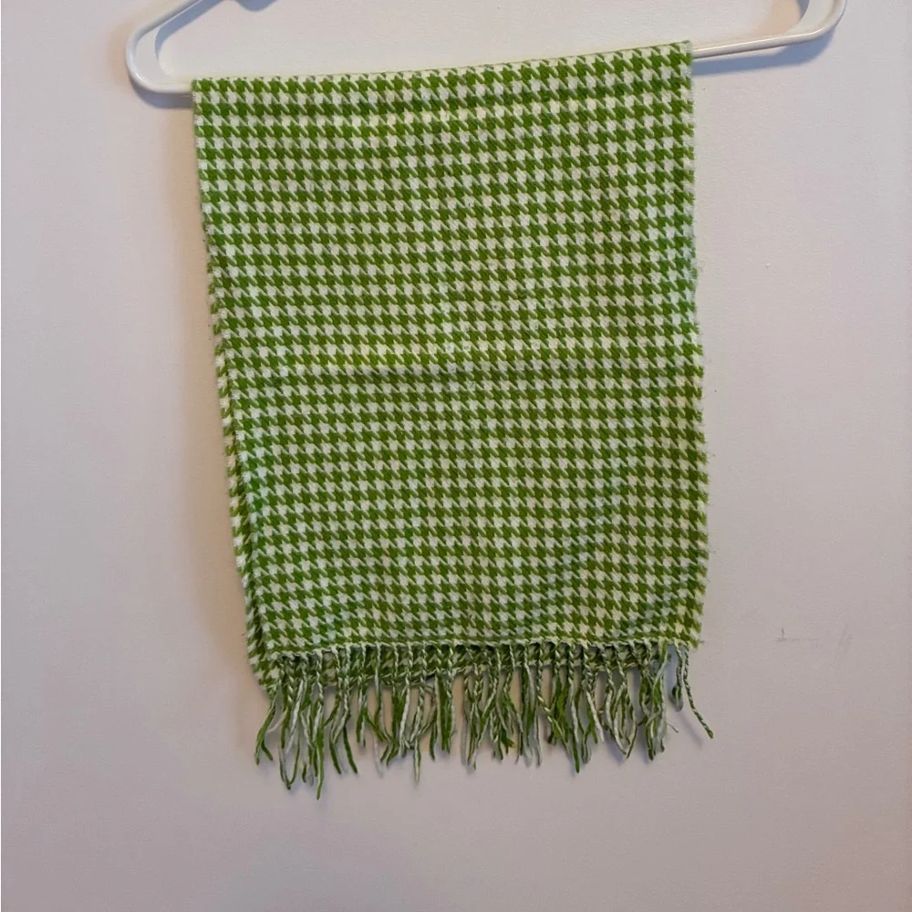 Houndstooth Soft Scarf. Green and white